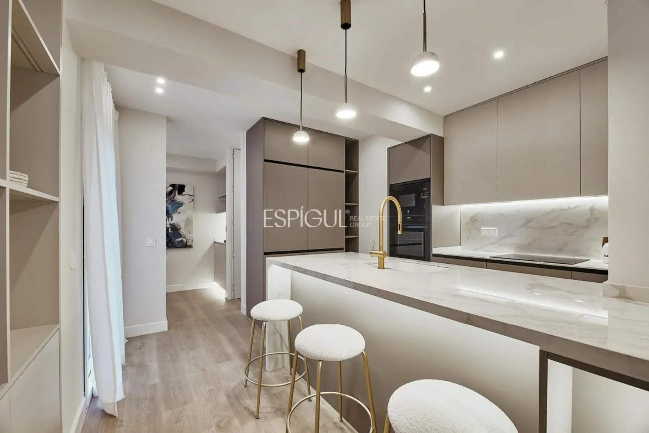 Logement rénové de 3 chambres dans la rue Montesa, Lista