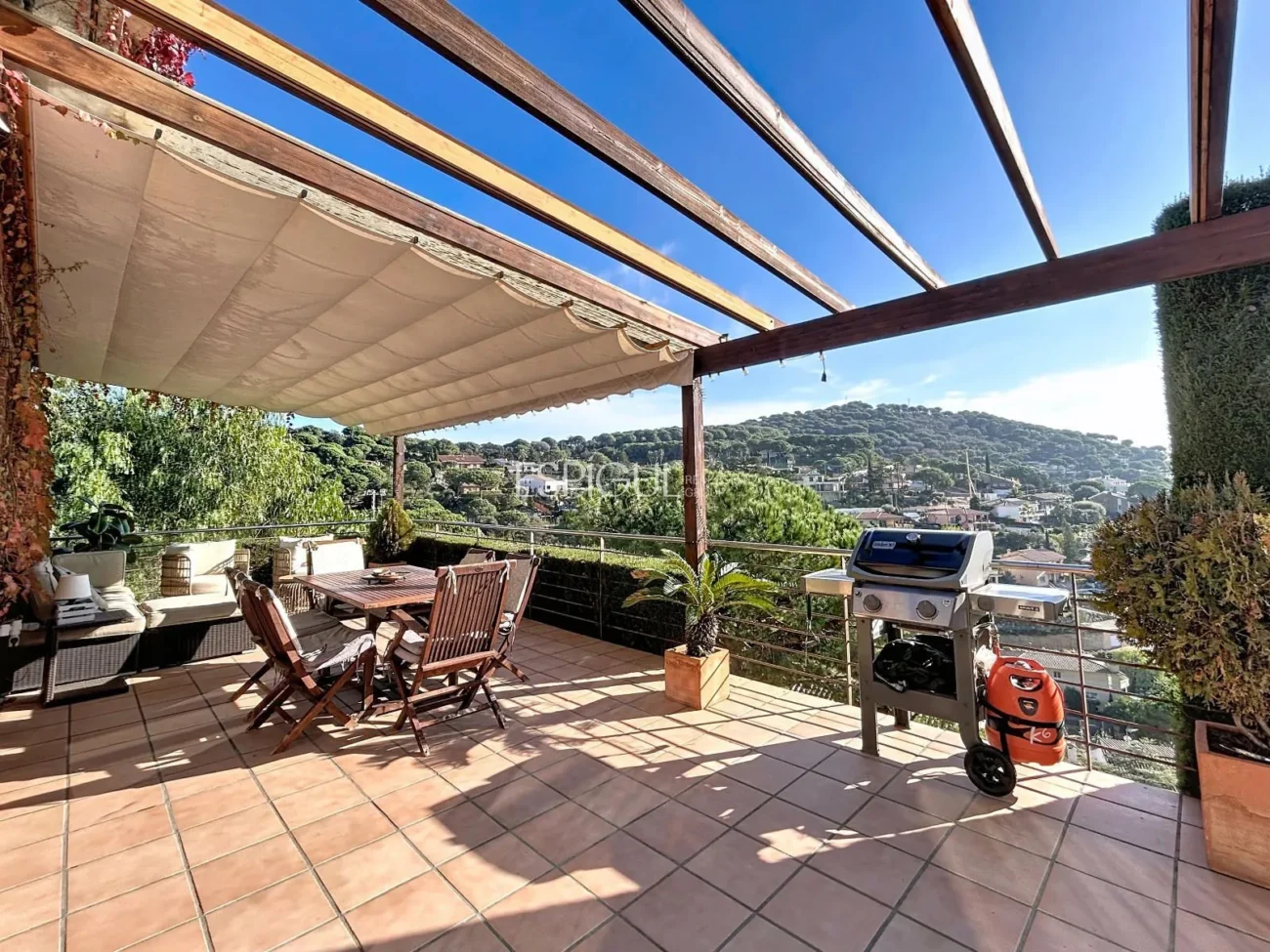 Impresionante casa con vistas panorámicas al mar en Can Tolrà