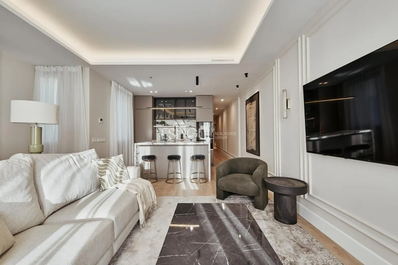 Exterior apartment with terrace on Calle Leganitos, Palacio