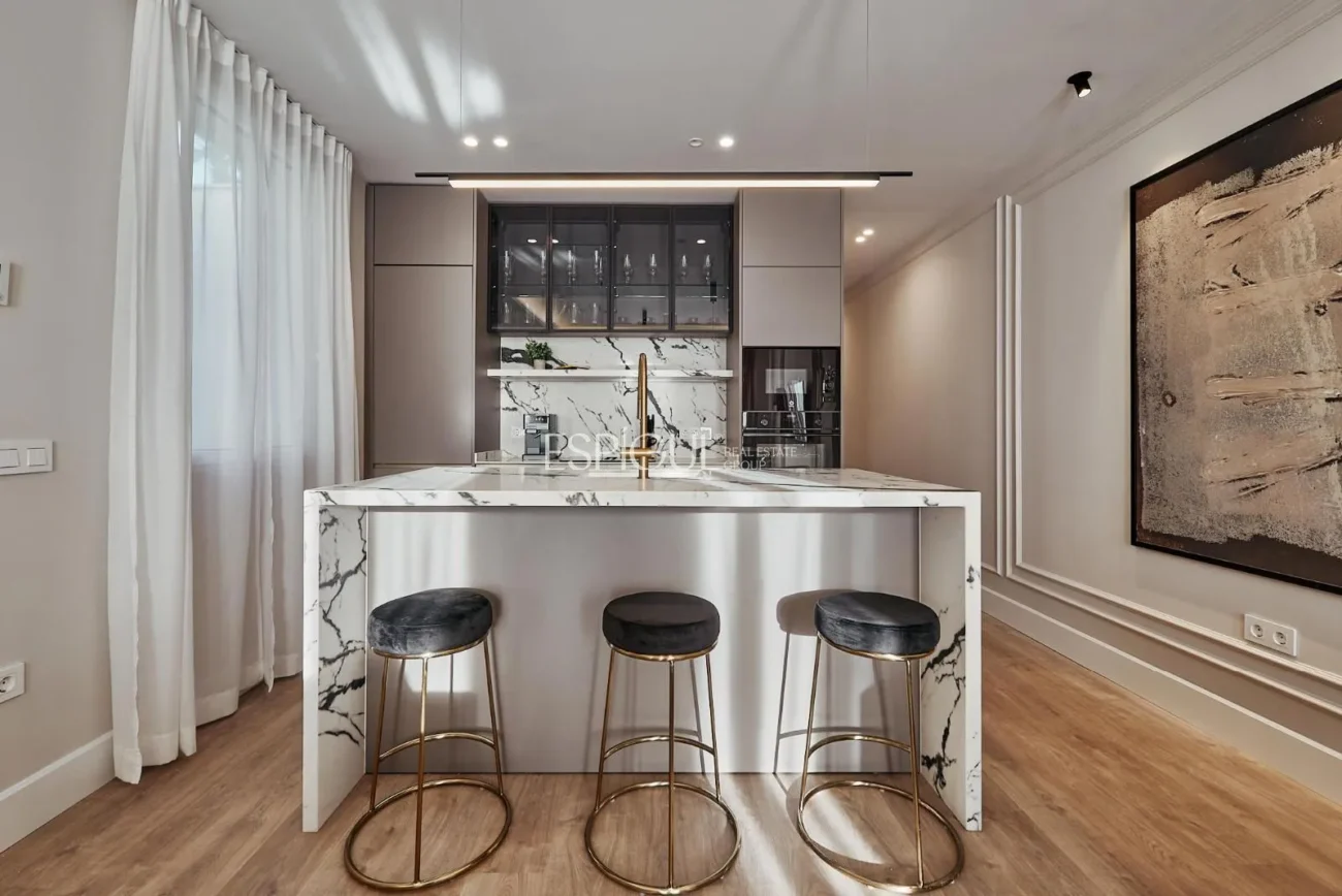 Exterior apartment with terrace on Calle Leganitos, Palacio