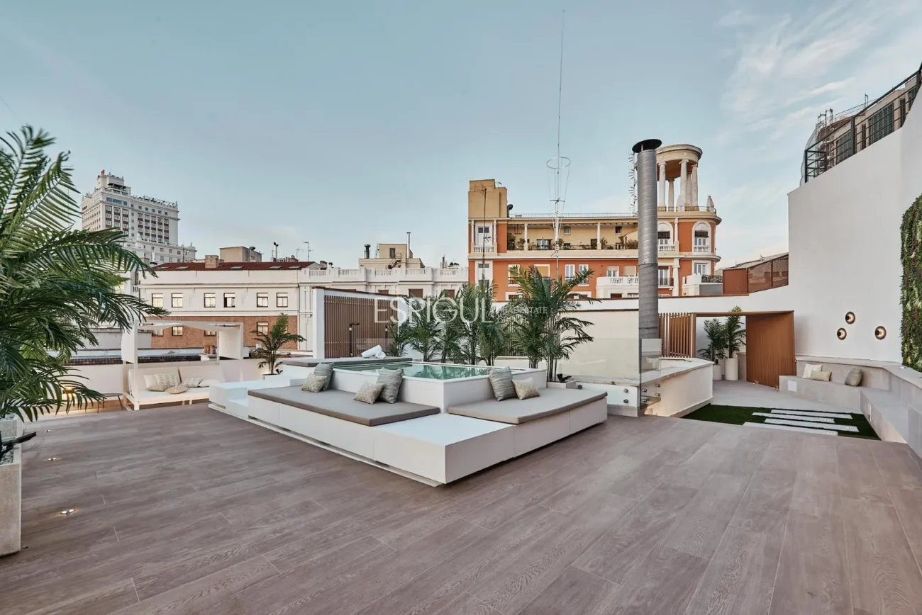 Exterior apartment with terrace on Calle Leganitos, Palacio