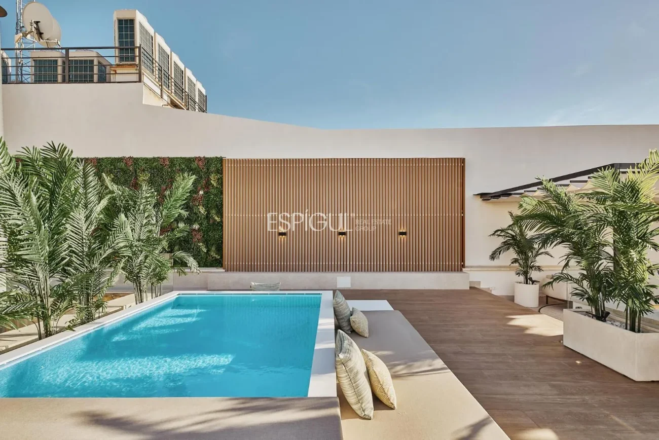 Exterior apartment with terrace on Calle Leganitos, Palacio