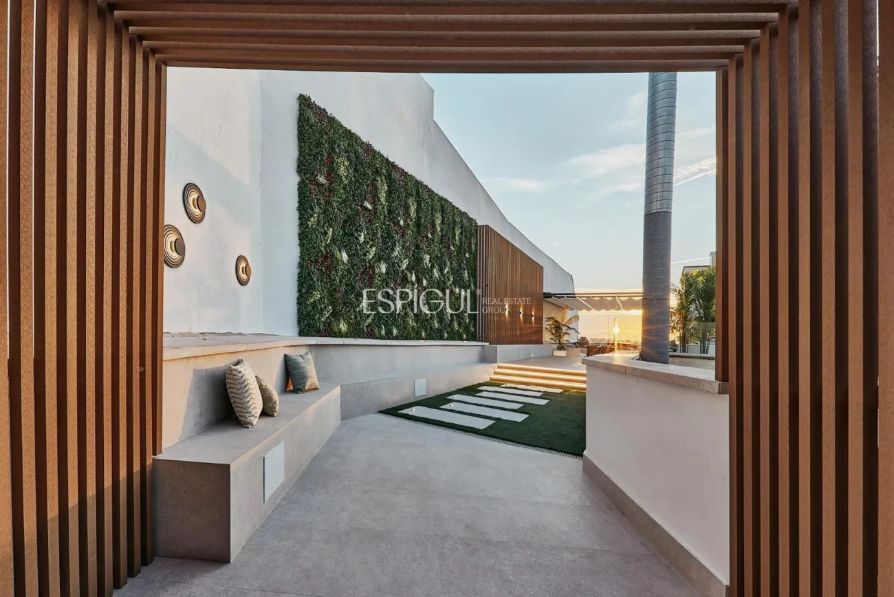 Exterior apartment with terrace on Calle Leganitos, Palacio