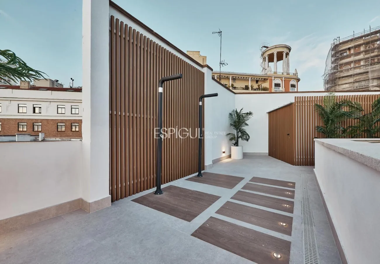 Exterior apartment with terrace on Calle Leganitos, Palacio