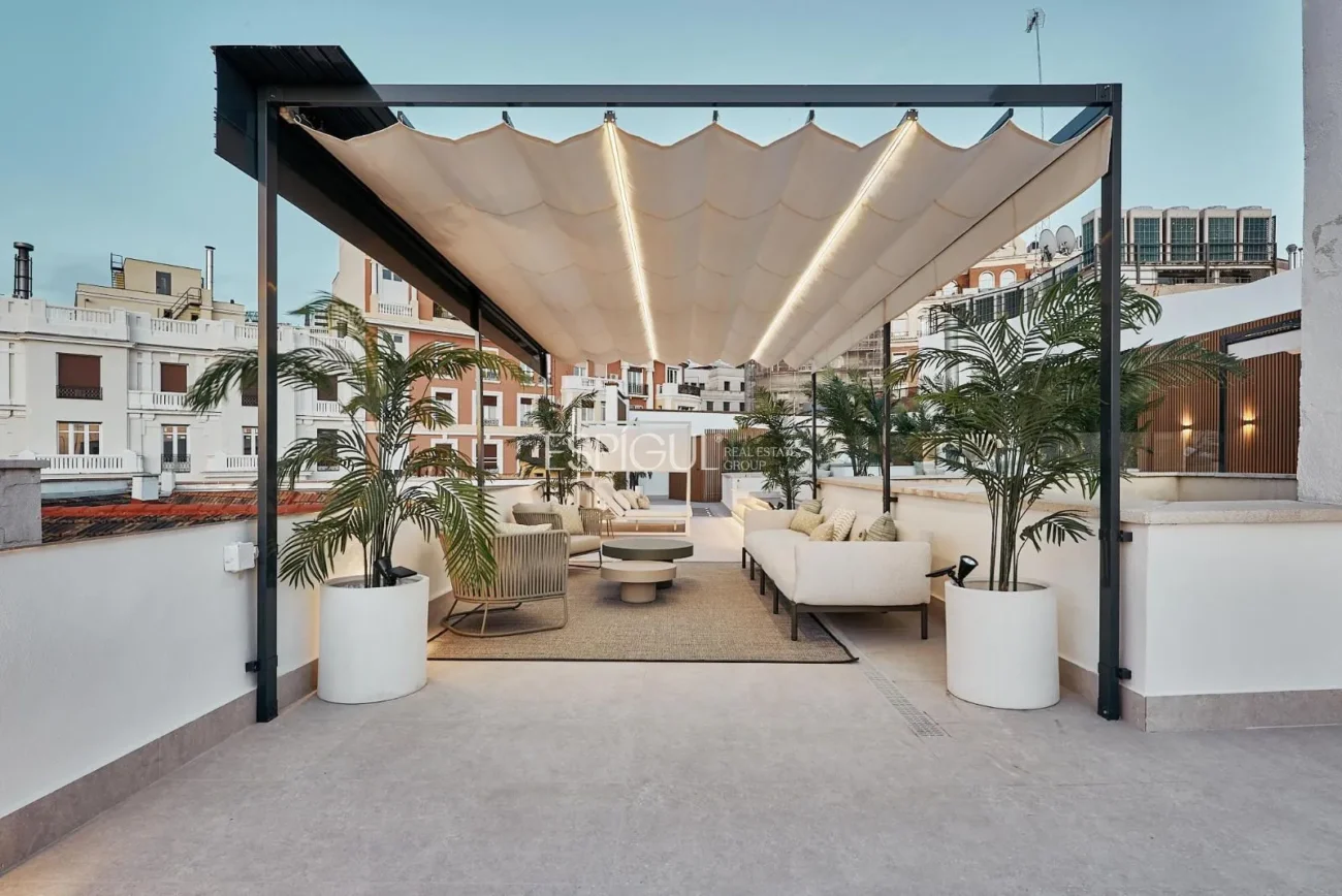 Exterior apartment with terrace on Calle Leganitos, Palacio