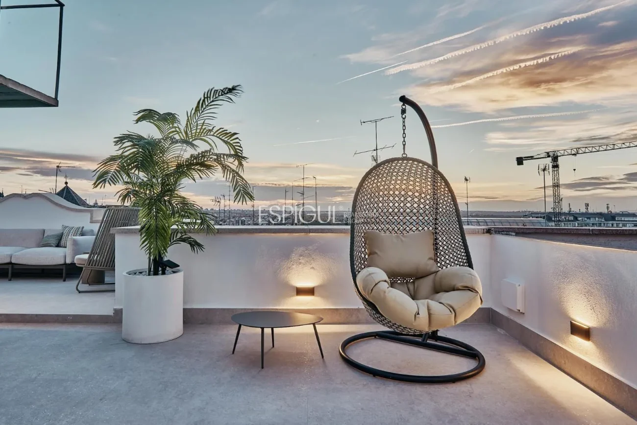 Exterior apartment with terrace on Calle Leganitos, Palacio