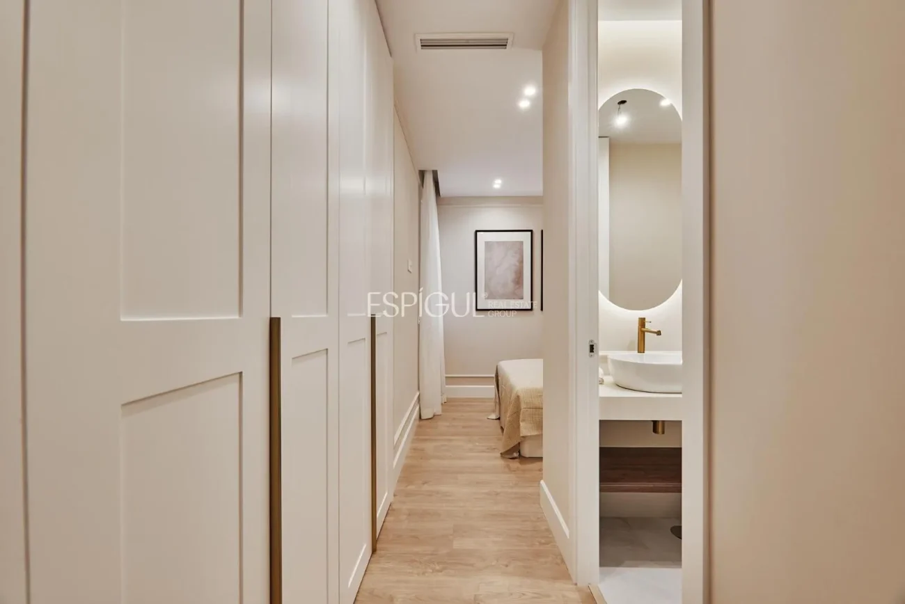 Exterior apartment with terrace on Calle Leganitos, Palacio
