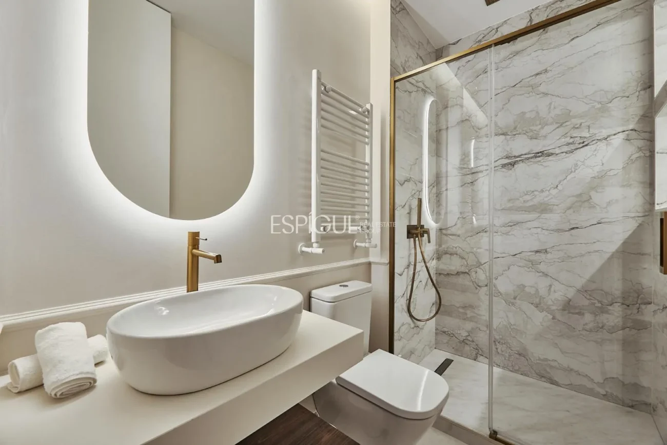Exterior apartment with terrace on Calle Leganitos, Palacio