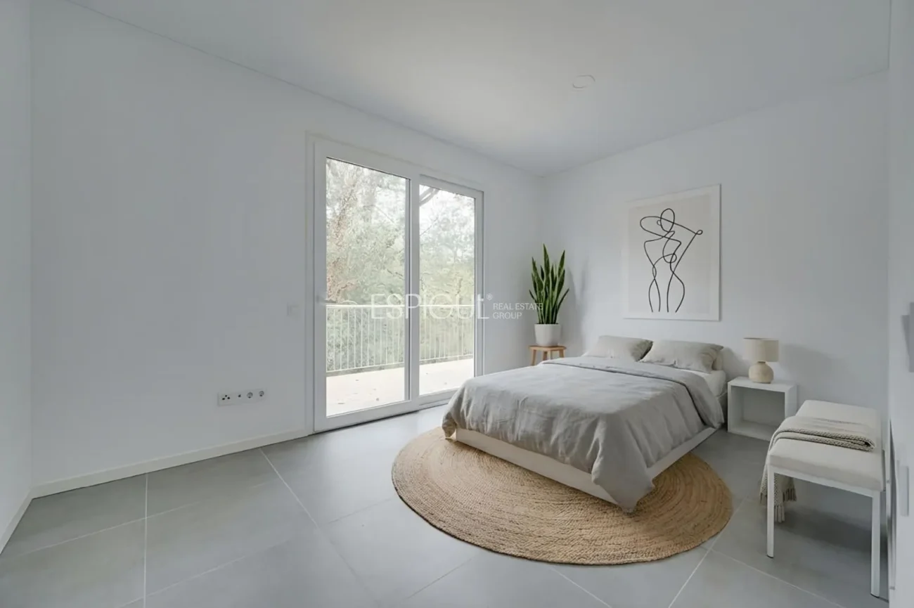 Neubauhaus mit Pool und Waldblick in Las Canyera, Llagostera