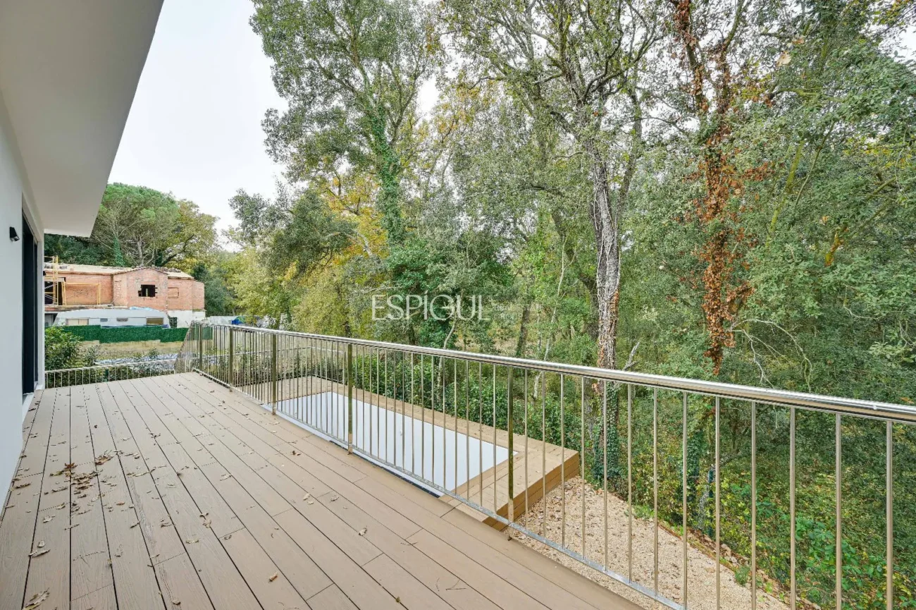 Neubauhaus mit Pool und Waldblick in Las Canyera, Llagostera