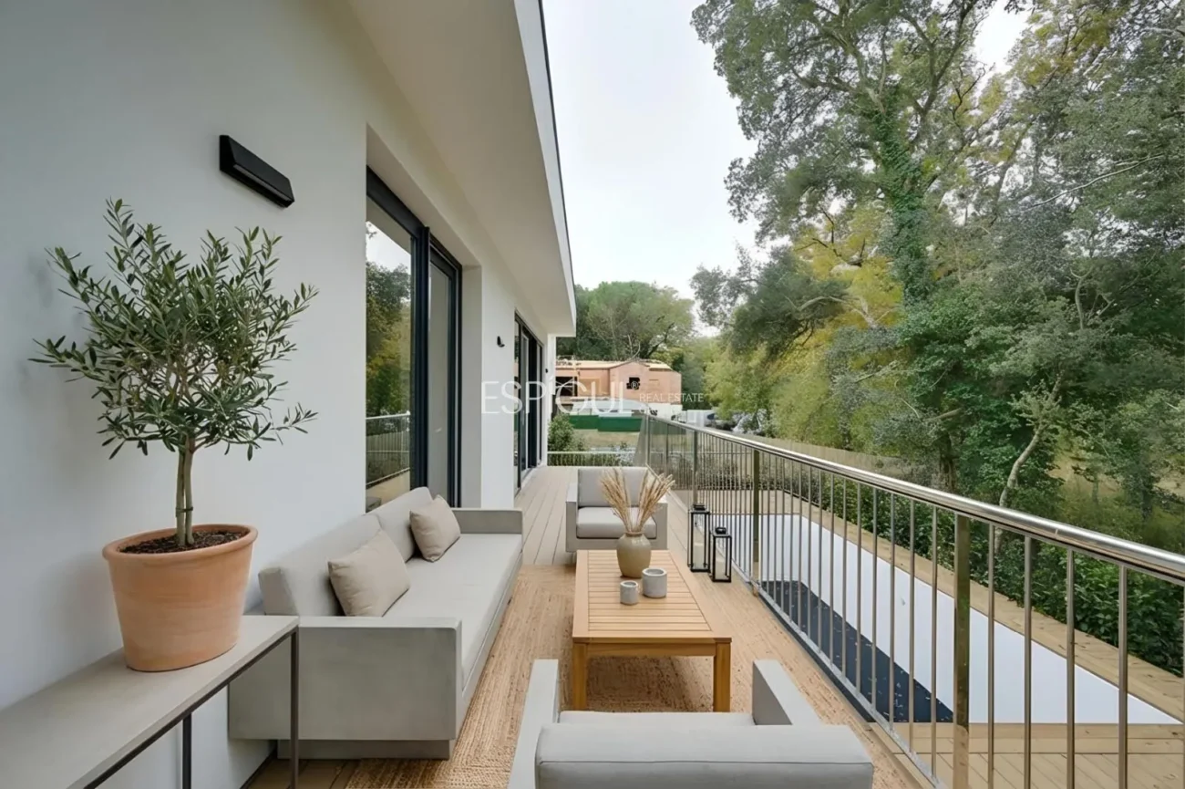 Neubauhaus mit Pool und Waldblick in Las Canyera, Llagostera