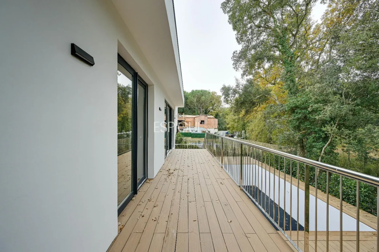 Neubauhaus mit Pool und Waldblick in Las Canyera, Llagostera