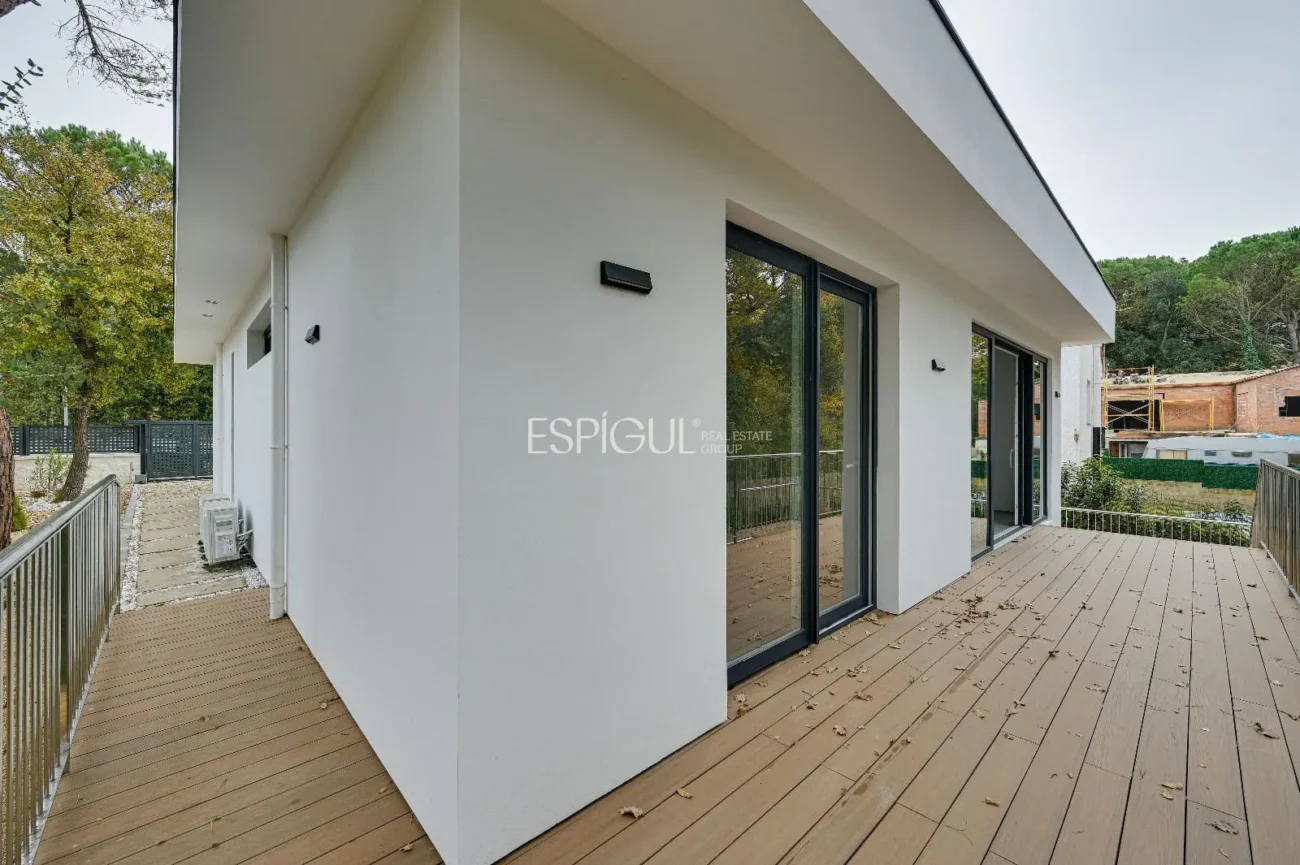Neubauhaus mit Pool und Waldblick in Las Canyera, Llagostera