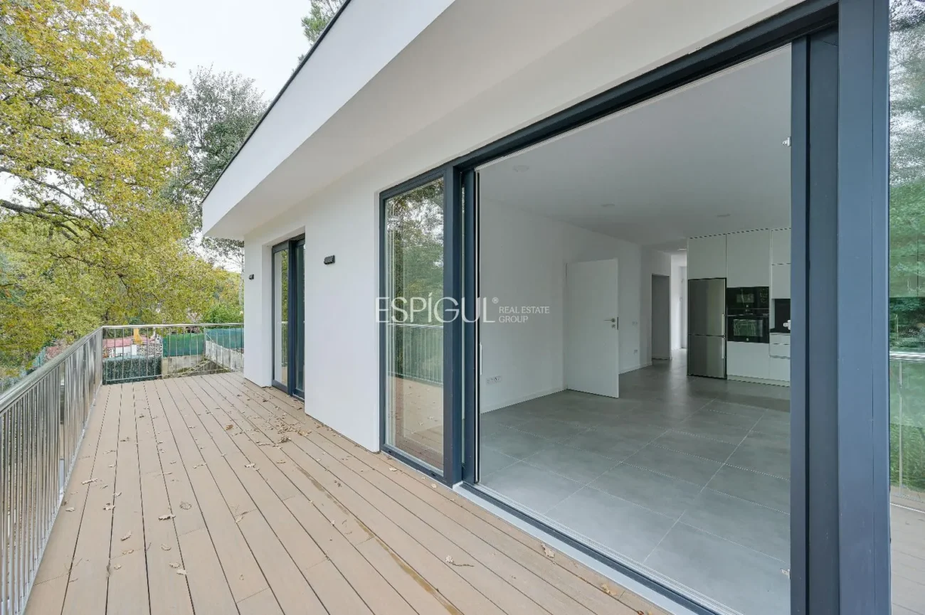 Neubauhaus mit Pool und Waldblick in Las Canyera, Llagostera