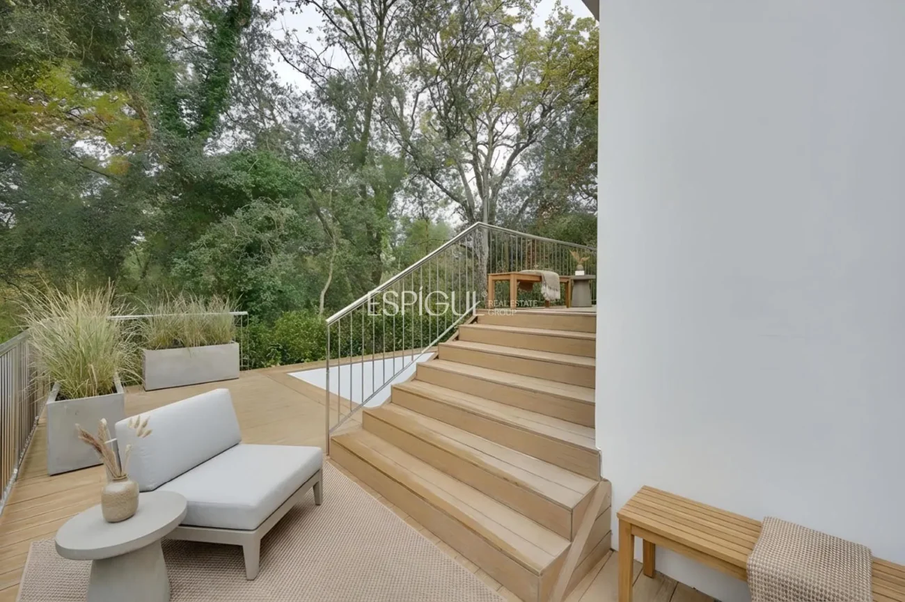 Neubauhaus mit Pool und Waldblick in Las Canyera, Llagostera