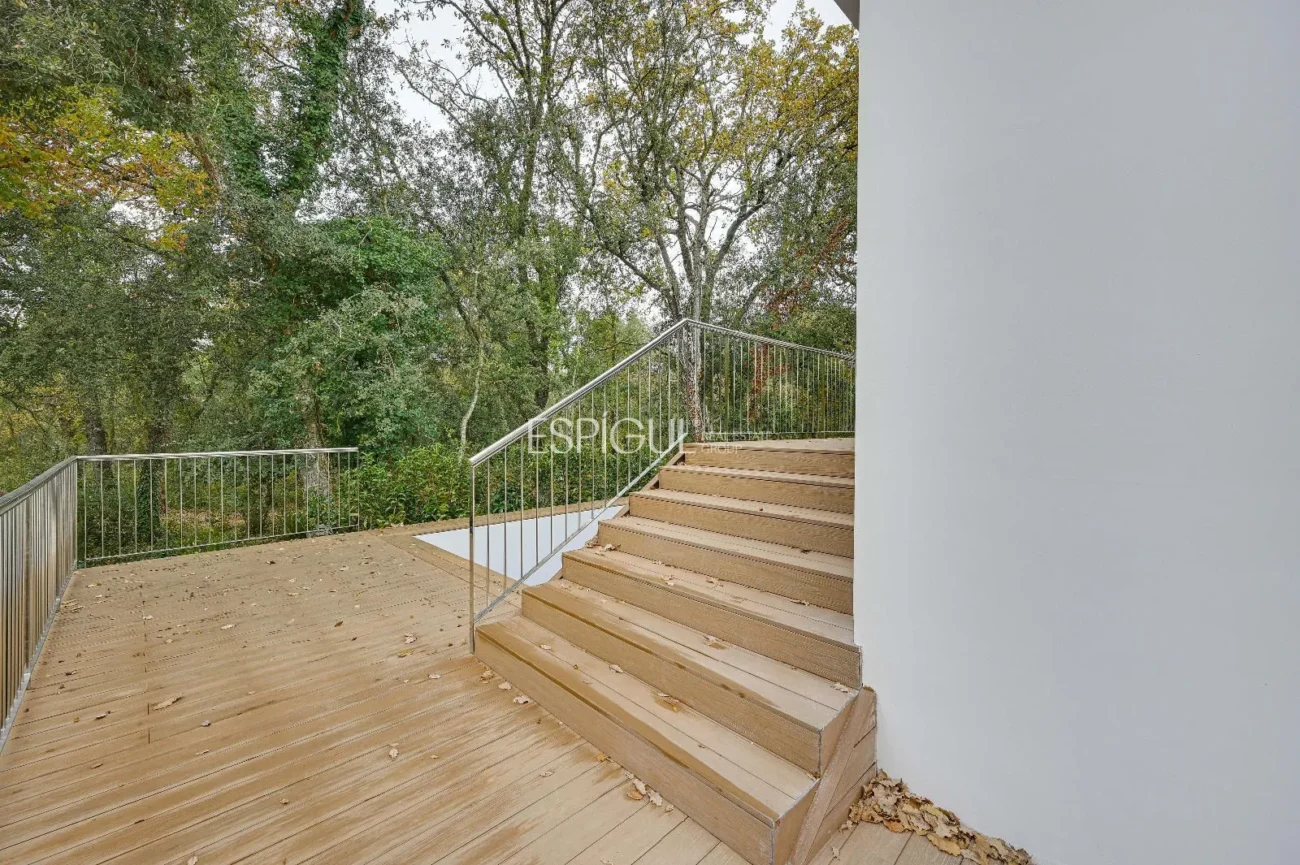 Neubauhaus mit Pool und Waldblick in Las Canyera, Llagostera
