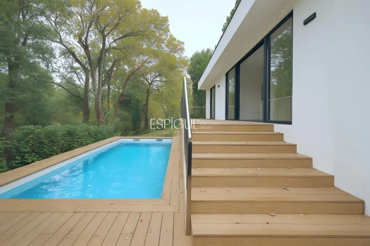 Neubauhaus mit Pool und Waldblick in Las Canyera, Llagostera