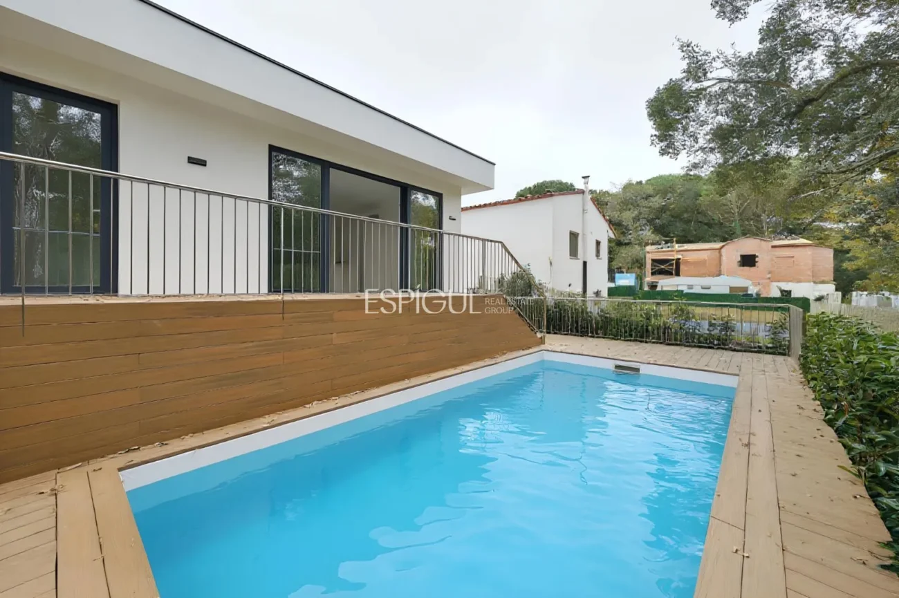 Neubauhaus mit Pool und Waldblick in Las Canyera, Llagostera