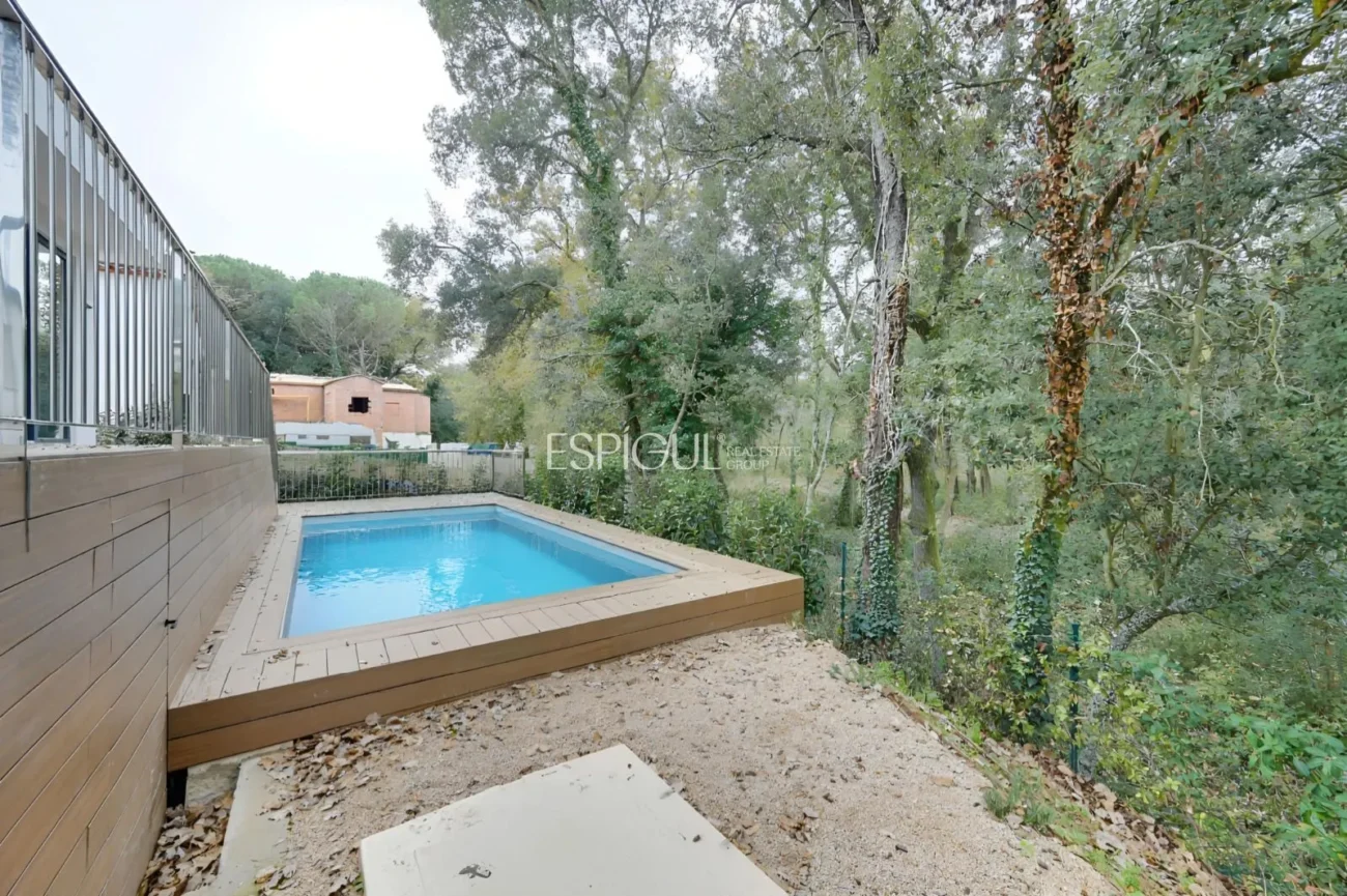Neubauhaus mit Pool und Waldblick in Las Canyera, Llagostera