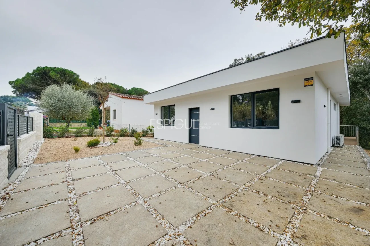 Neubauhaus mit Pool und Waldblick in Las Canyera, Llagostera