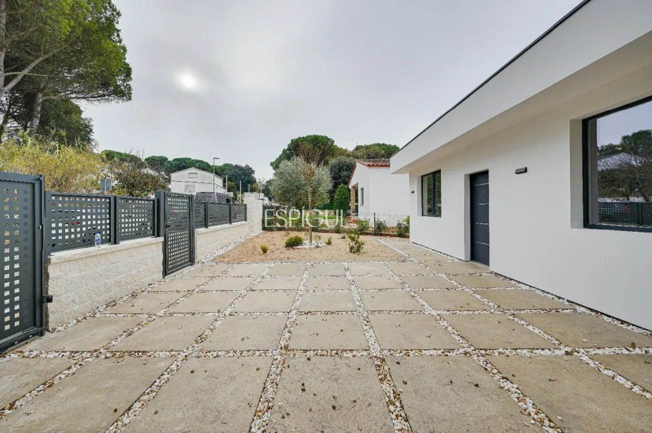 Neubauhaus mit Pool und Waldblick in Las Canyera, Llagostera