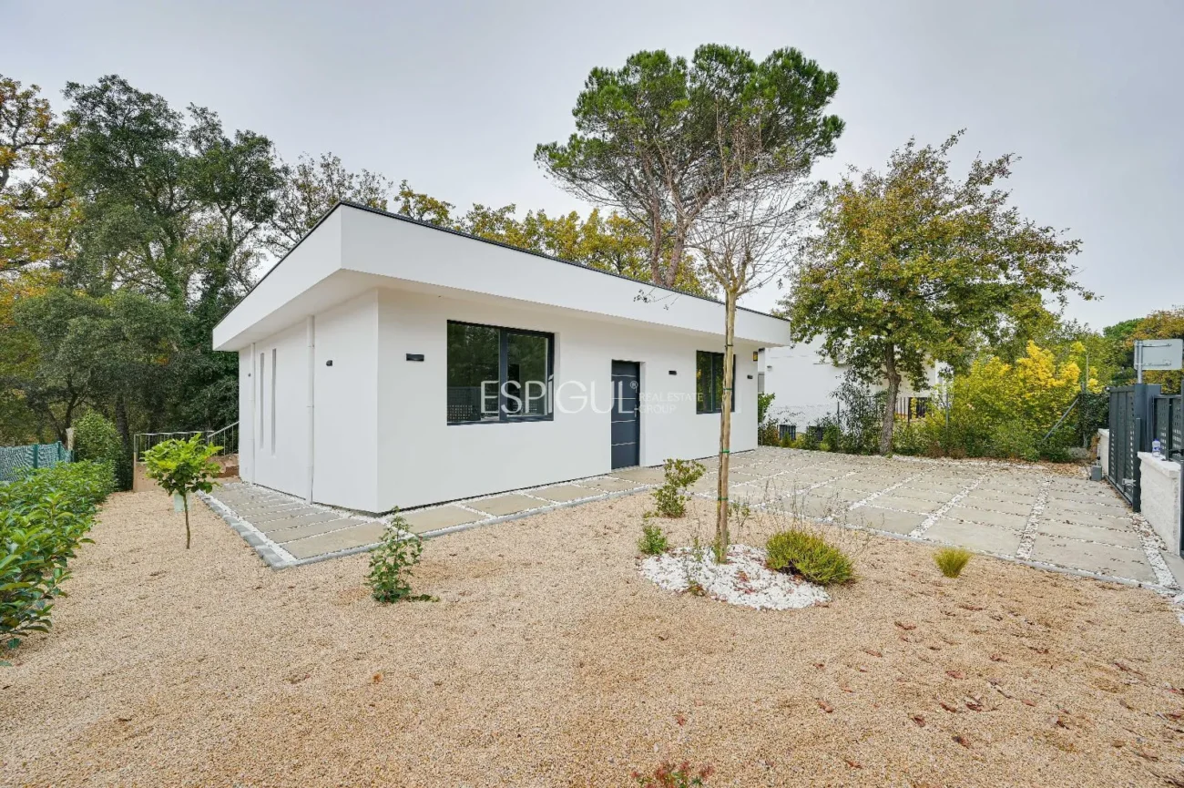 Neubauhaus mit Pool und Waldblick in Las Canyera, Llagostera
