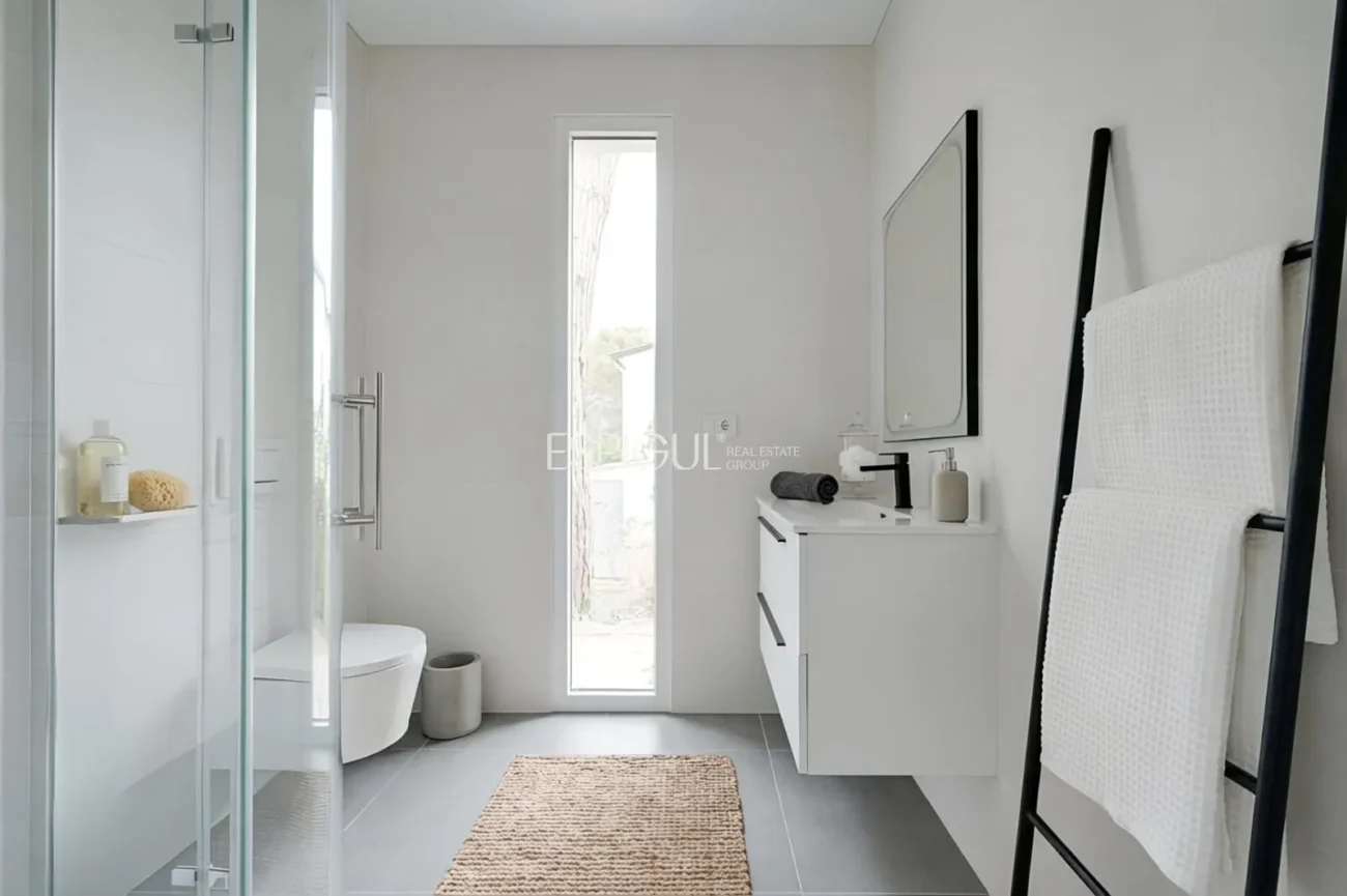Neubauhaus mit Pool und Waldblick in Las Canyera, Llagostera