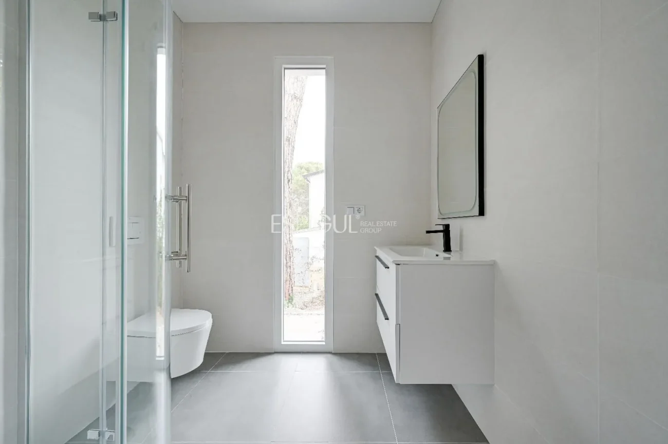 Neubauhaus mit Pool und Waldblick in Las Canyera, Llagostera