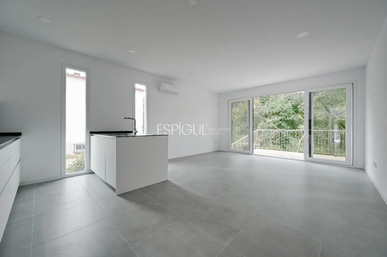 Neubauhaus mit Pool und Waldblick in Las Canyera, Llagostera