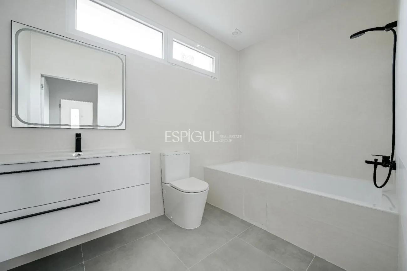 Neubauhaus mit Pool und Waldblick in Las Canyera, Llagostera
