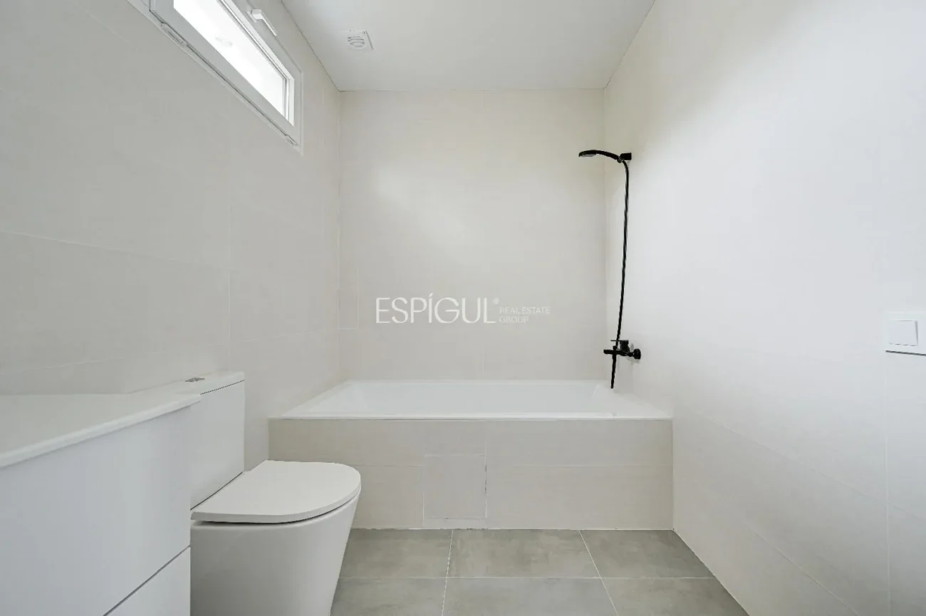 Neubauhaus mit Pool und Waldblick in Las Canyera, Llagostera