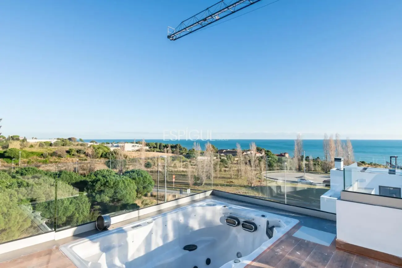 Casa independiente de obra nueva con espectaculares vistas al mar en Montgat