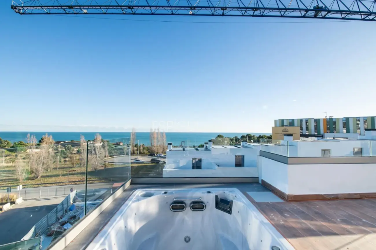 Casa independiente de obra nueva con espectaculares vistas al mar en Montgat