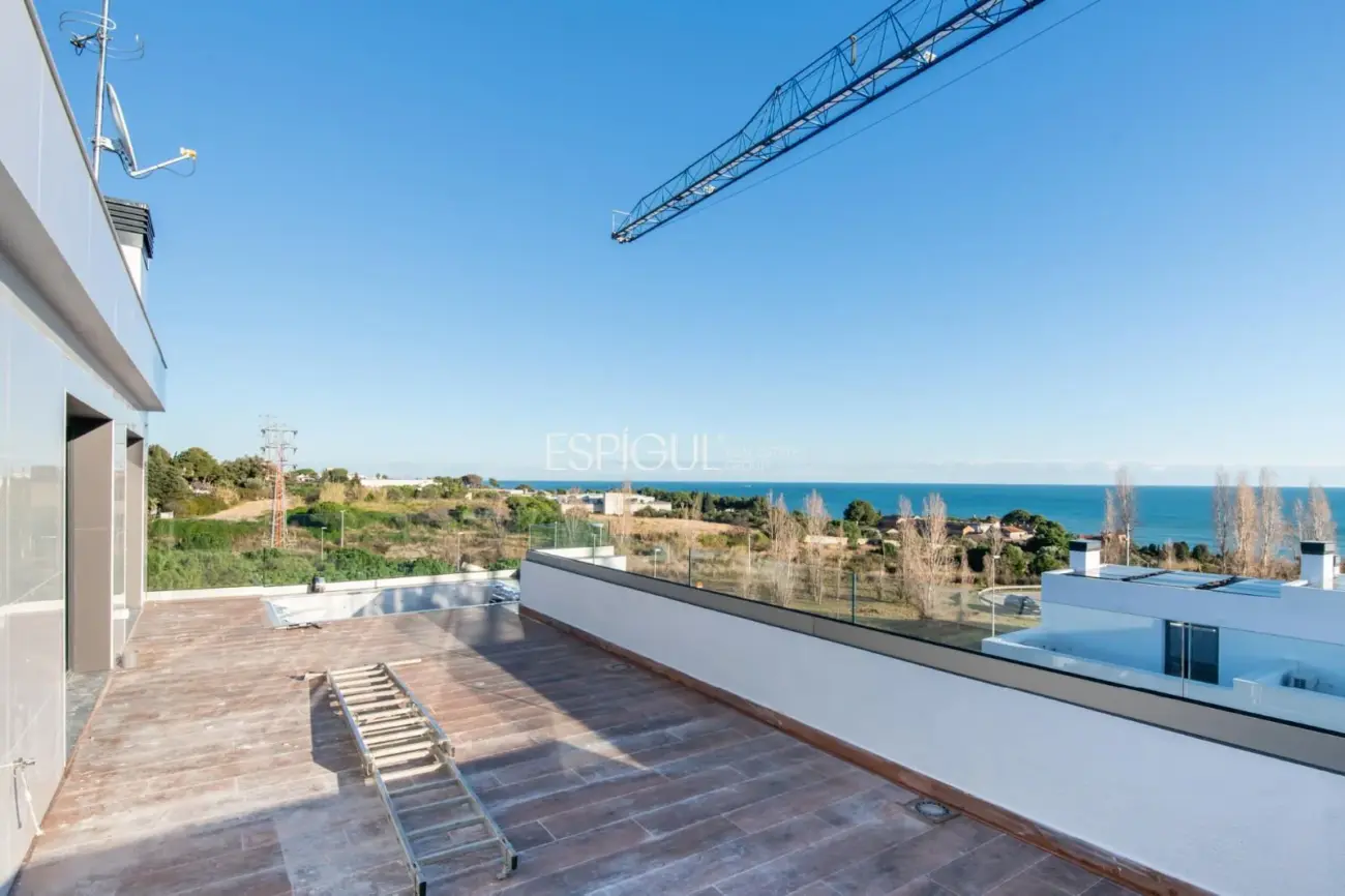 Casa independiente de obra nueva con espectaculares vistas al mar en Montgat