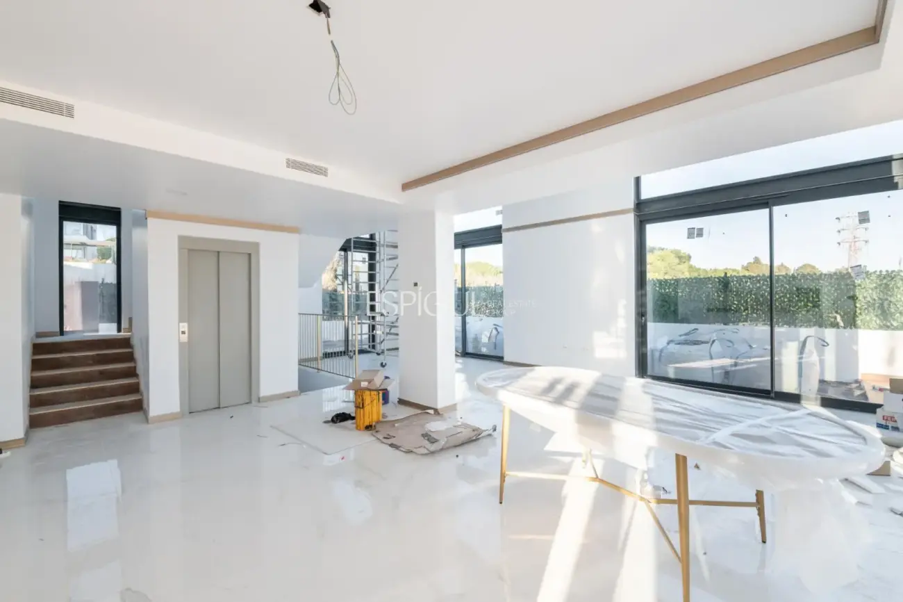 Casa independiente de obra nueva con espectaculares vistas al mar en Montgat