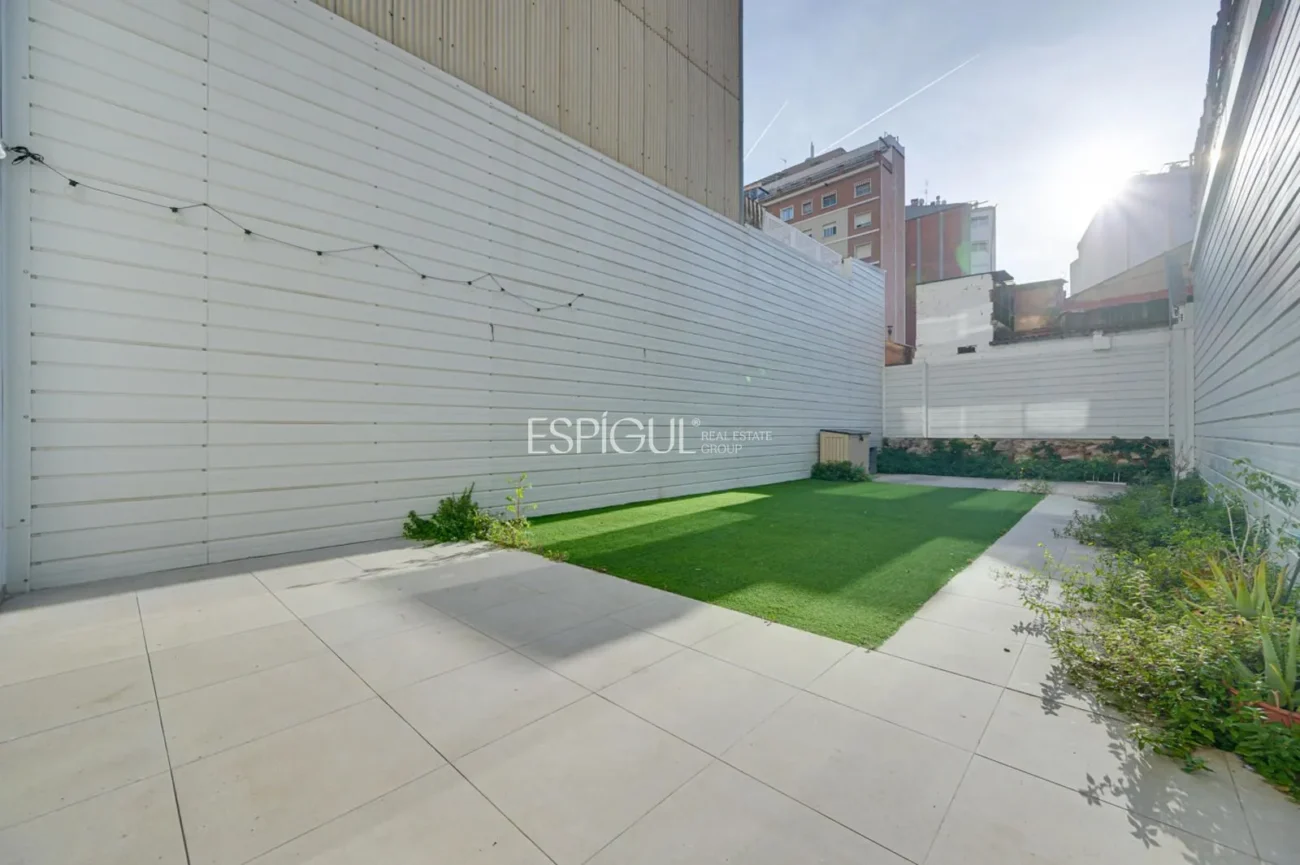 Dúplex con jardín privado en venta en Sants