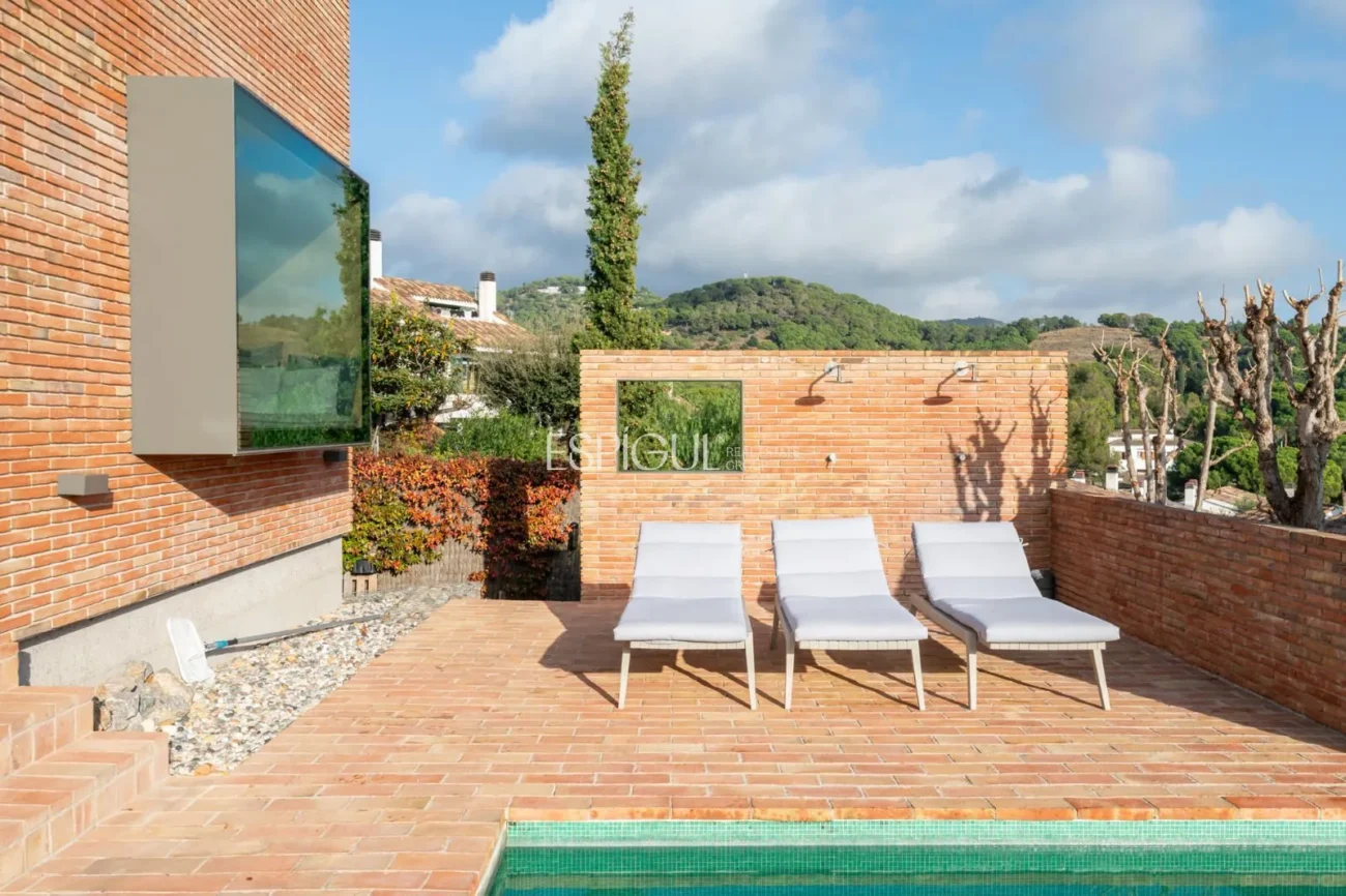 Propriété exclusive avec jardin, piscine et terrain de paddle privé au centre d’Alella