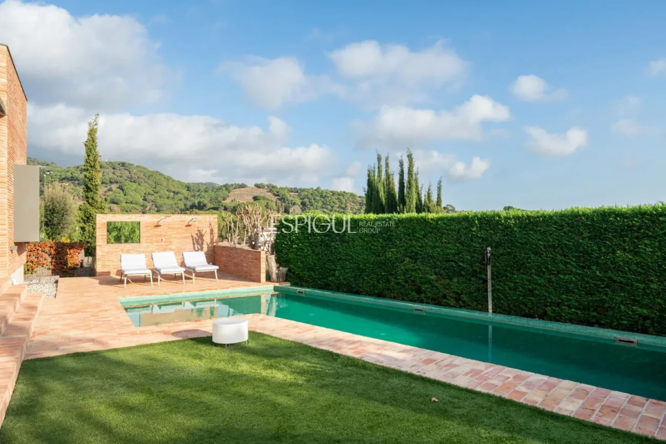 Propriété exclusive avec jardin, piscine et terrain de paddle privé au centre d’Alella