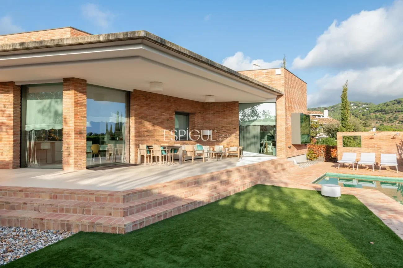 Propriété exclusive avec jardin, piscine et terrain de paddle privé au centre d’Alella
