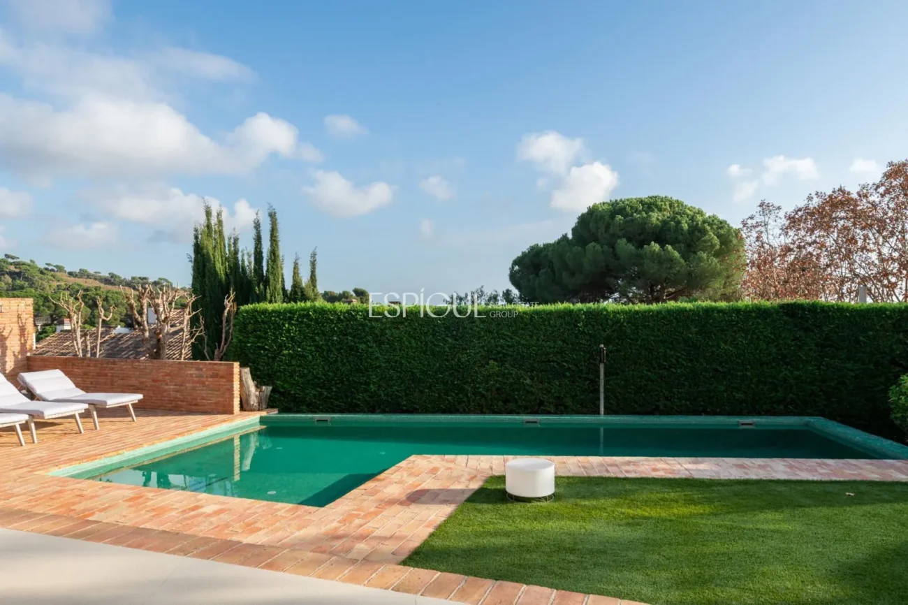 Propriété exclusive avec jardin, piscine et terrain de paddle privé au centre d’Alella