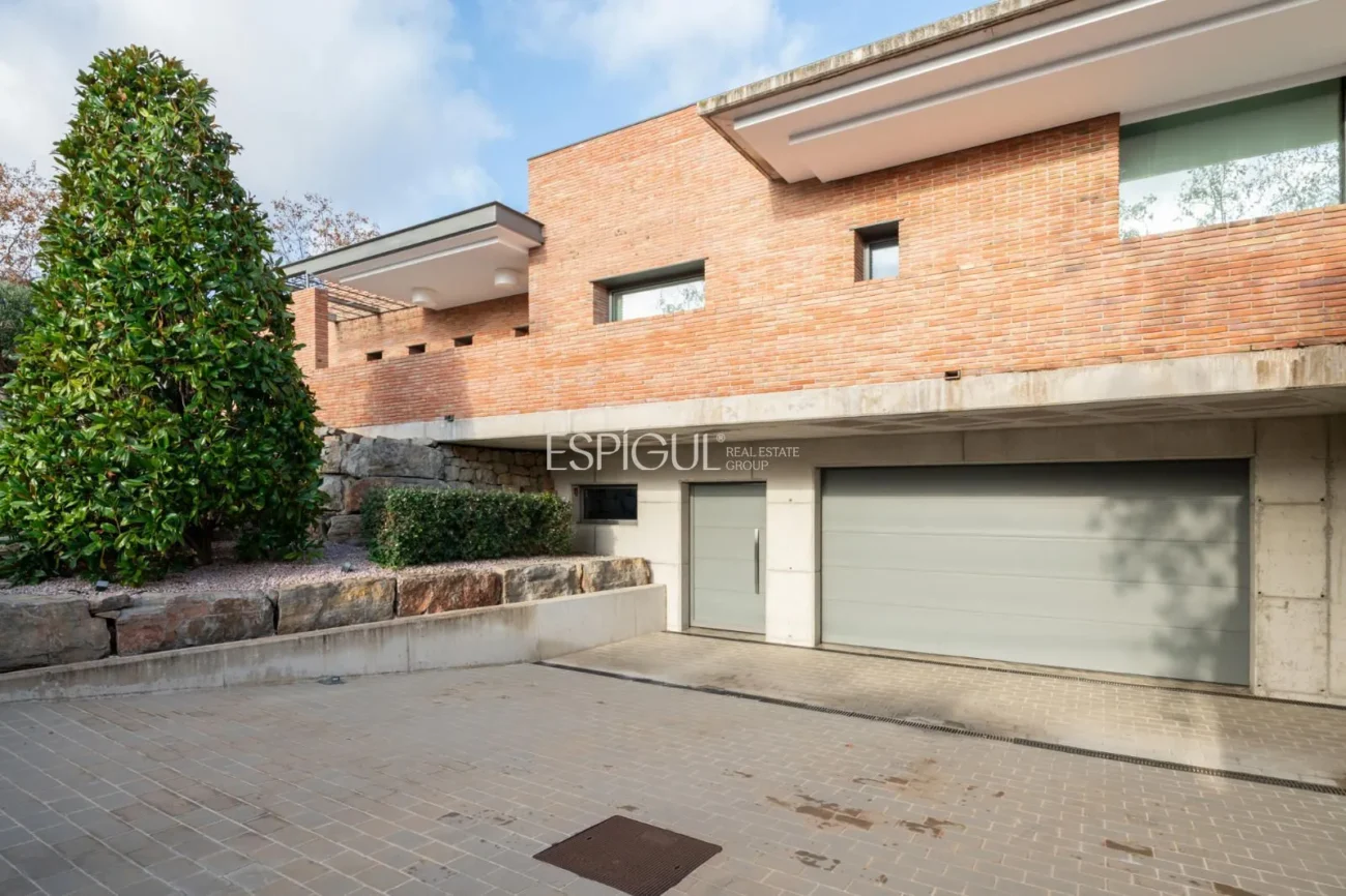 Propriété exclusive avec jardin, piscine et terrain de paddle privé au centre d’Alella
