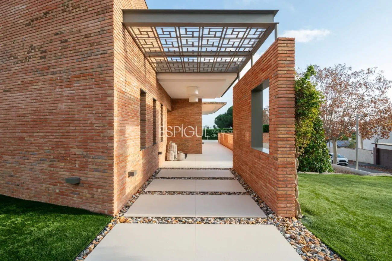 Propriété exclusive avec jardin, piscine et terrain de paddle privé au centre d’Alella