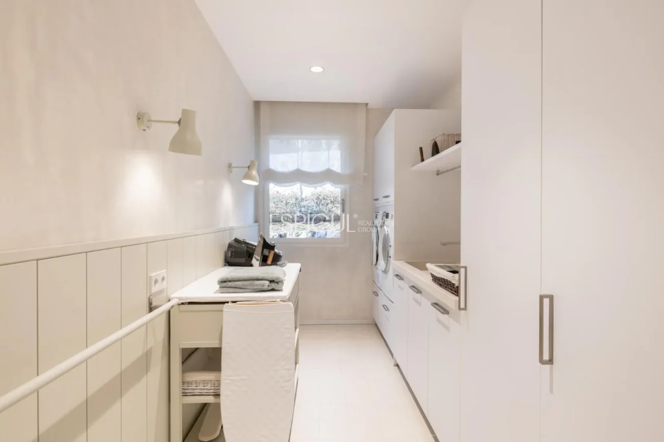 Propriété exclusive avec jardin, piscine et terrain de paddle privé au centre d’Alella