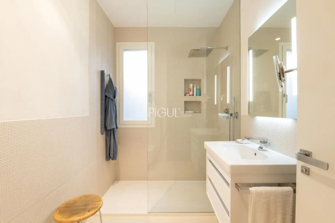 Propriété exclusive avec jardin, piscine et terrain de paddle privé au centre d’Alella