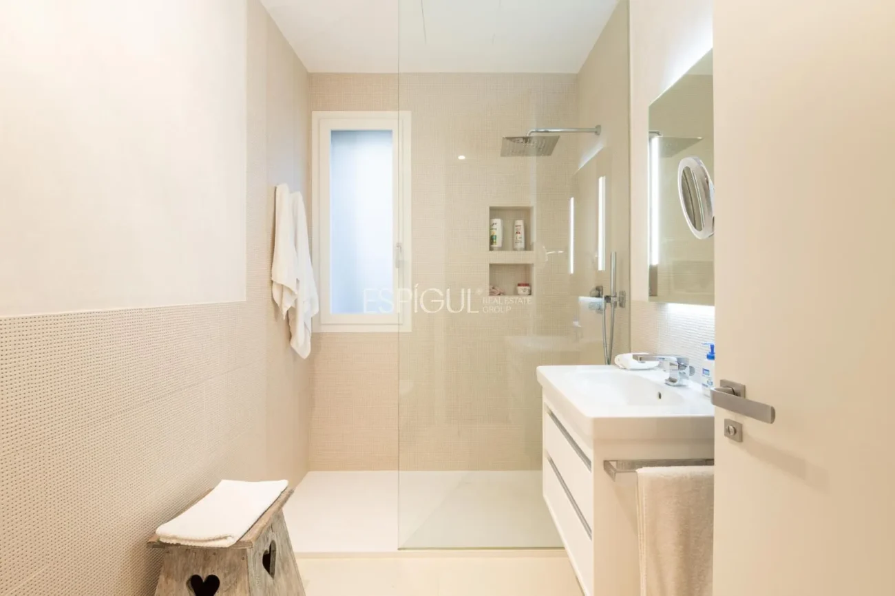 Propriété exclusive avec jardin, piscine et terrain de paddle privé au centre d’Alella
