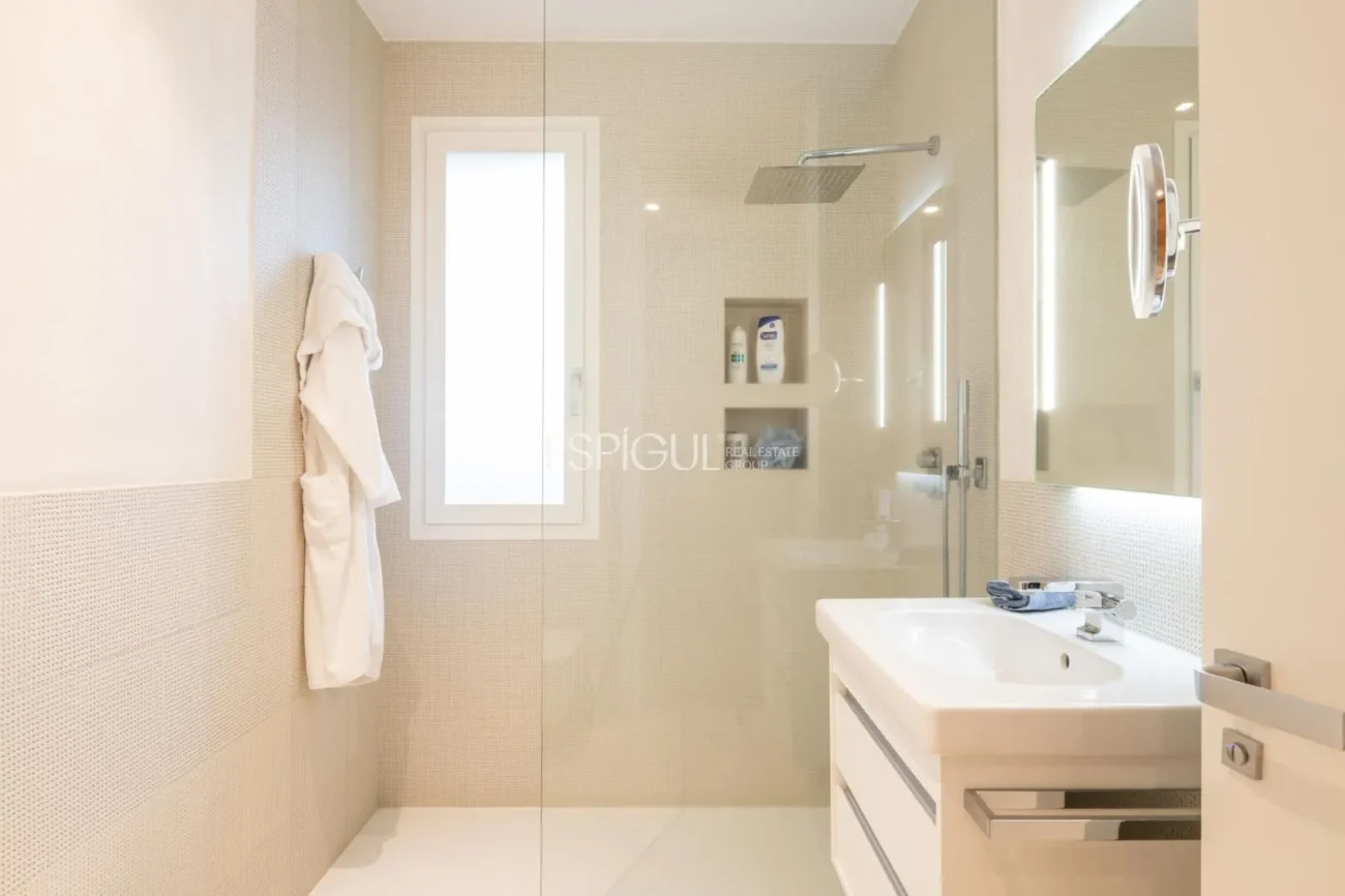 Propriété exclusive avec jardin, piscine et terrain de paddle privé au centre d’Alella