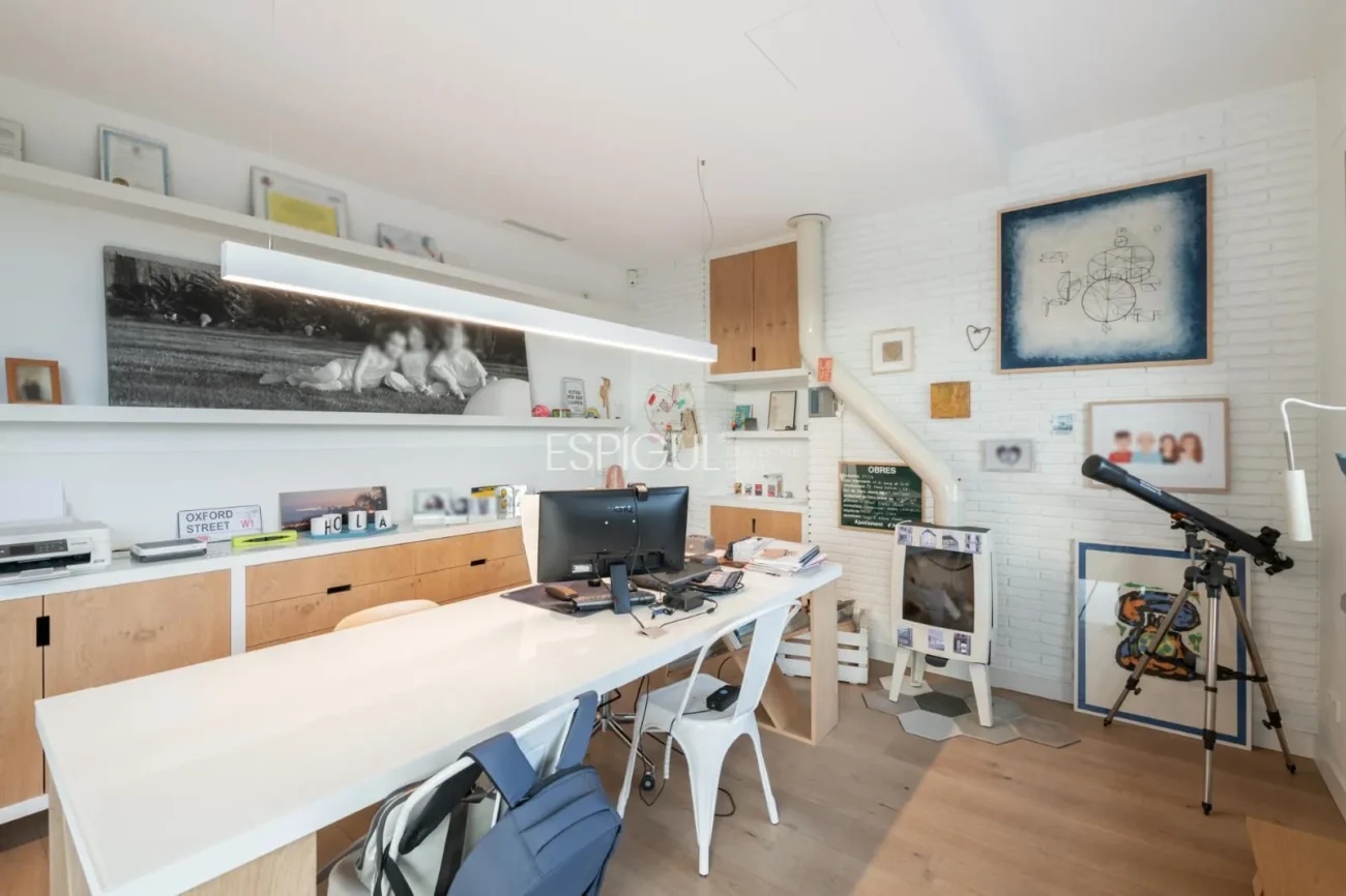 Propriété exclusive avec jardin, piscine et terrain de paddle privé au centre d’Alella