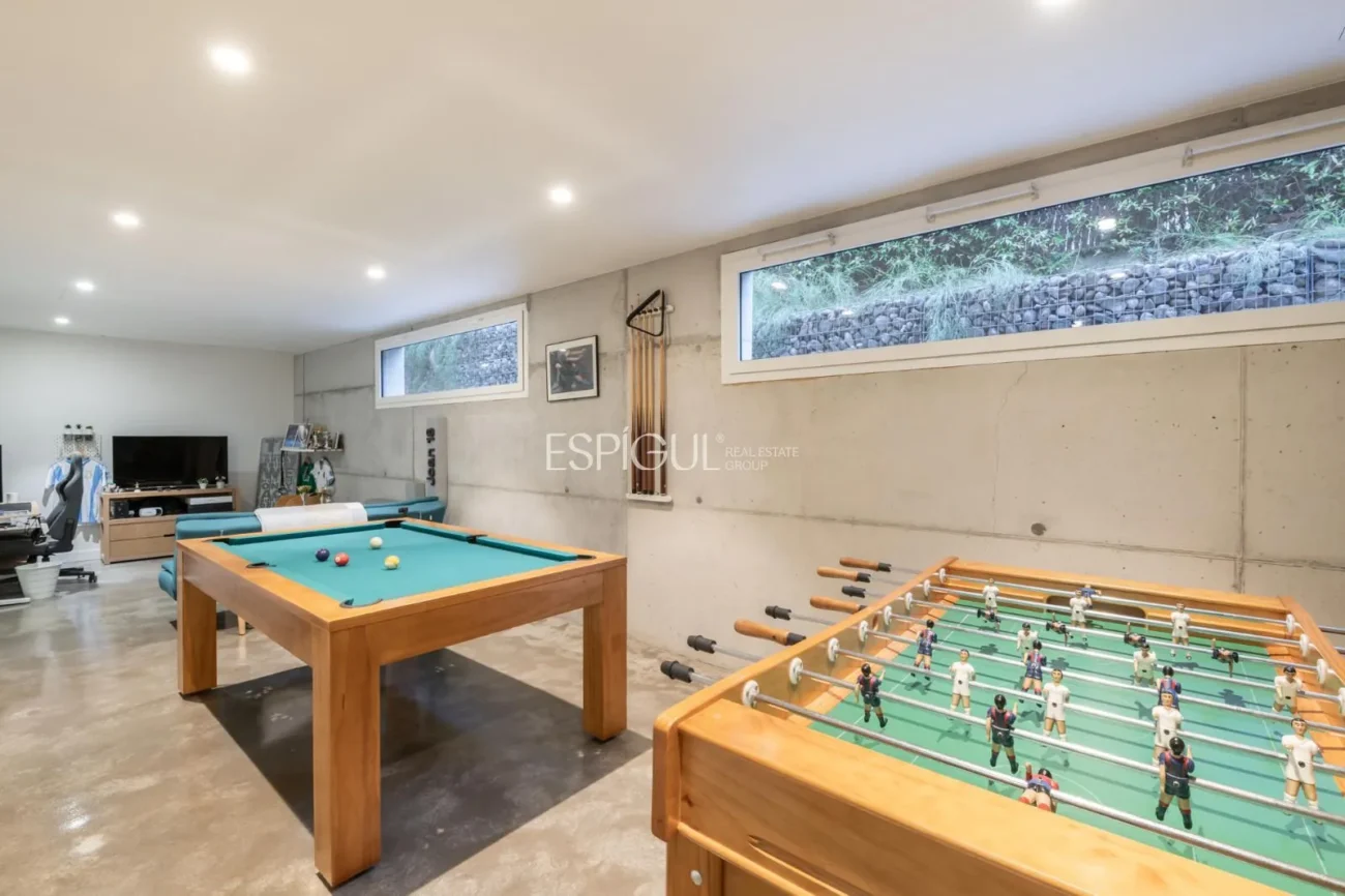 Propriété exclusive avec jardin, piscine et terrain de paddle privé au centre d’Alella
