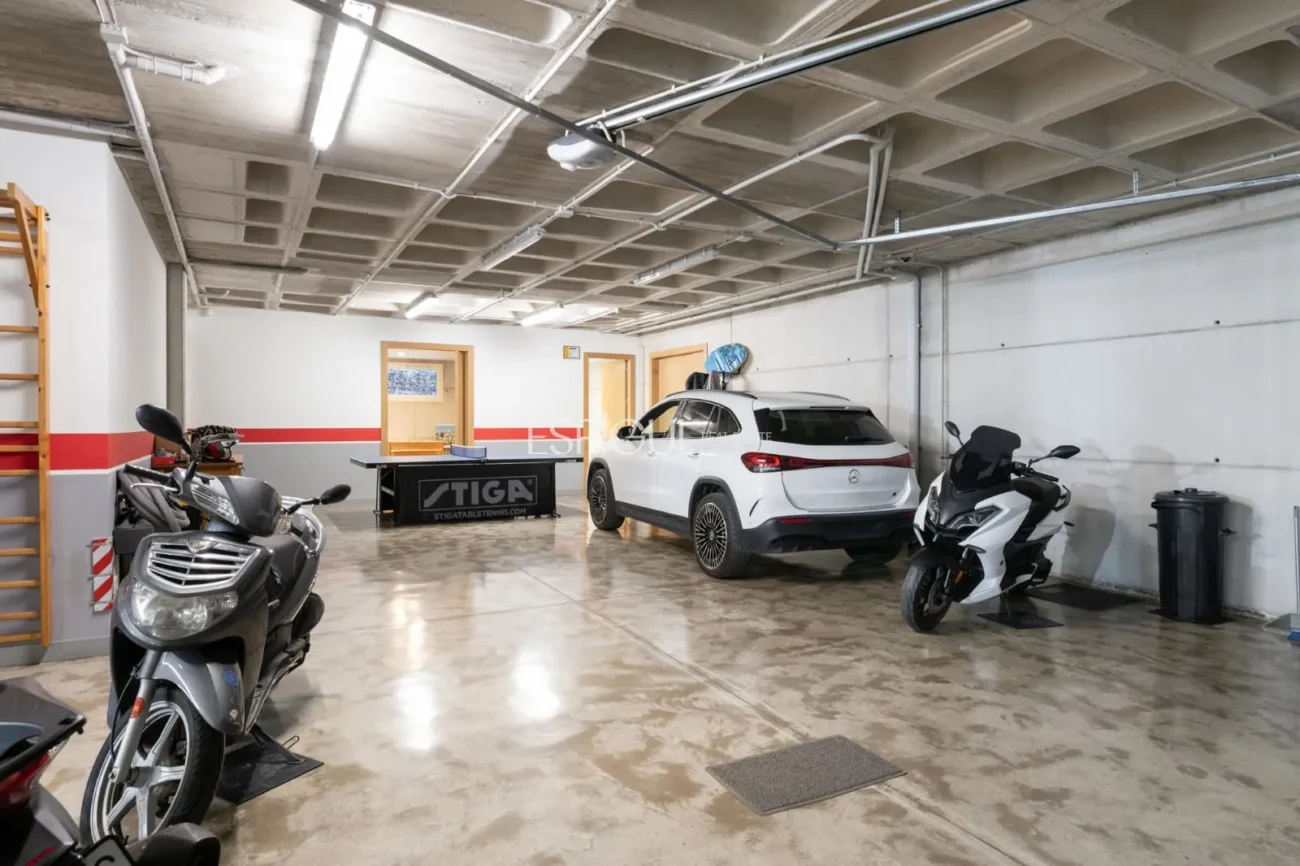 Propriété exclusive avec jardin, piscine et terrain de paddle privé au centre d’Alella