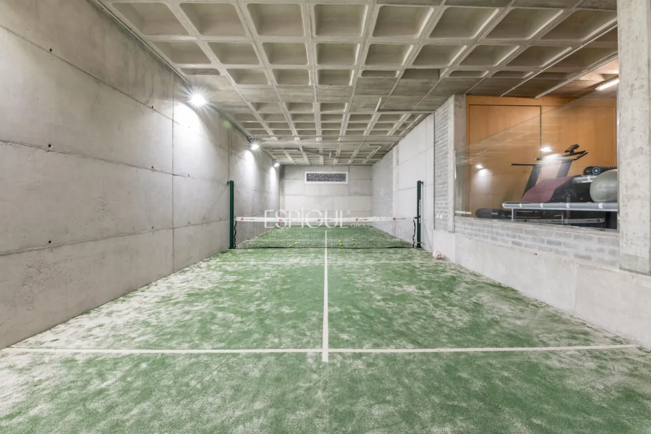 Propriété exclusive avec jardin, piscine et terrain de paddle privé au centre d’Alella